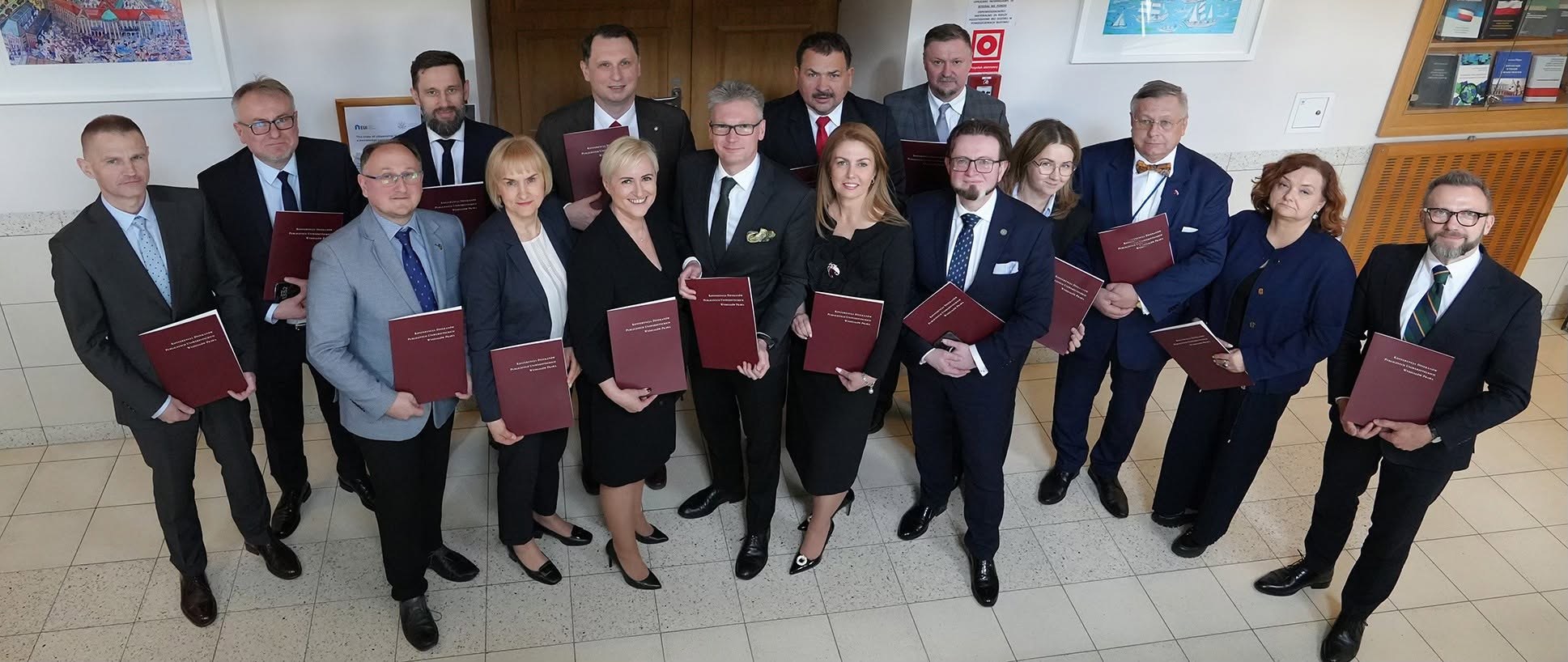 Uczestniczki i uczestnicy Konferencji Dziekanów PUWP — zdjęcie grupowe przed Salą im. prof. Witolda Cachórskiego